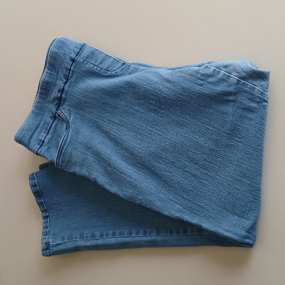 Alfred Dunner Light Blue Pull On Straight Leg Jeans ~ Size 18